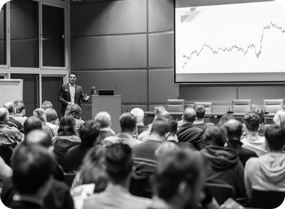 Imagen de un experto en asesoría tributaria brindando una conferencia sobre gestión fiscal y planificación tributaria.